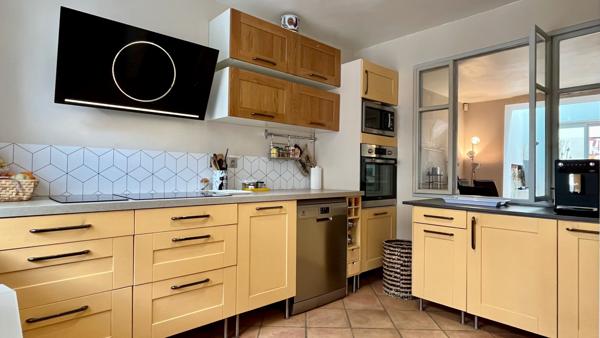 Saint-Nom-la-Bretèche (78860) Très belle maison de village rénovée avec Jardin en plein centre village.