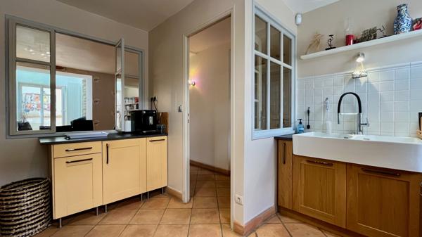 Saint-Nom-la-Bretèche (78860) Très belle maison de village rénovée avec Jardin en plein centre village.