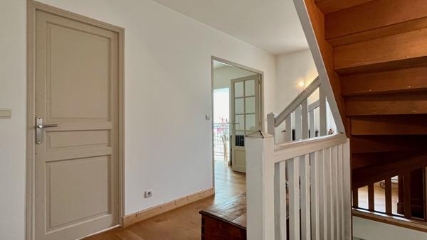 Saint-Nom-la-Bretèche (78860) Très belle maison de village rénovée avec Jardin en plein centre village.