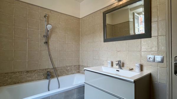 Saint-Nom-la-Bretèche (78860) Très belle maison de village rénovée avec Jardin en plein centre village.