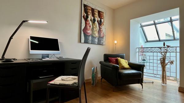 Saint-Nom-la-Bretèche (78860) Très belle maison de village rénovée avec Jardin en plein centre village.