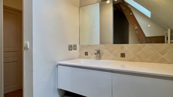 Saint-Nom-la-Bretèche (78860) Très belle maison de village rénovée avec Jardin en plein centre village.