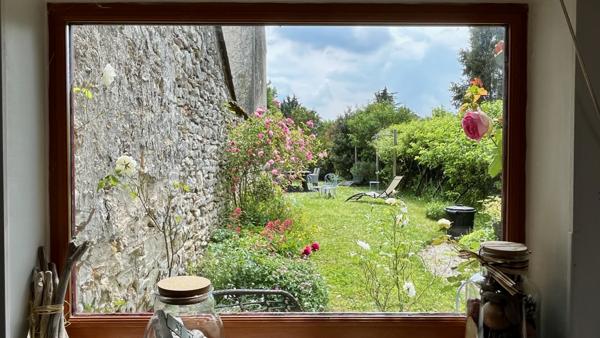Saint-Nom-la-Bretèche (78860) Très belle maison de village rénovée avec Jardin en plein centre village.