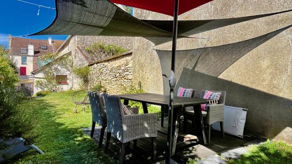 Saint-Nom-la-Bretèche (78860) Très belle maison de village rénovée avec Jardin en plein centre village.