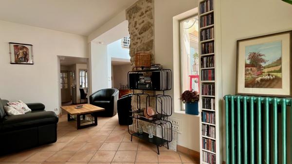 Saint-Nom-la-Bretèche (78860) Très belle maison de village rénovée avec Jardin en plein centre village.