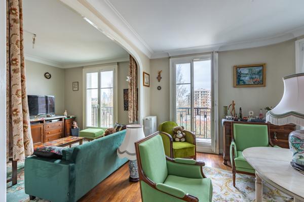 Paris (75017) Appartement F4 haut perché ouvert à 3 expositions et vue panoramique !