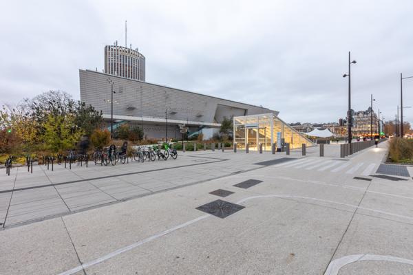 Paris (75017) Appartement F4 haut perché ouvert à 3 expositions et vue panoramique !