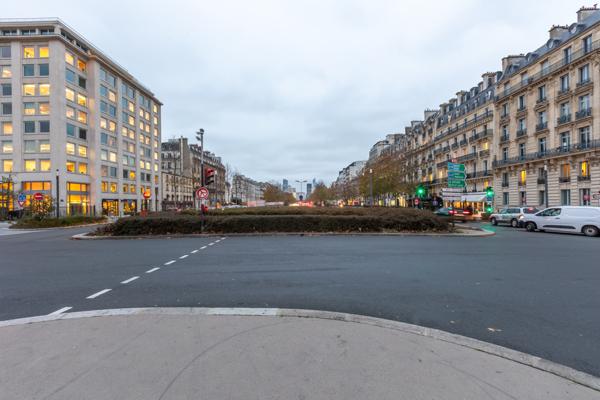Paris (75017) Appartement F4 haut perché ouvert à 3 expositions et vue panoramique !