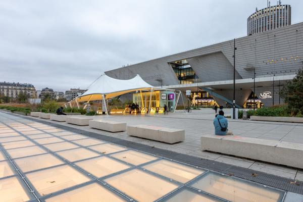Paris (75017) Appartement F4 haut perché ouvert à 3 expositions et vue panoramique !