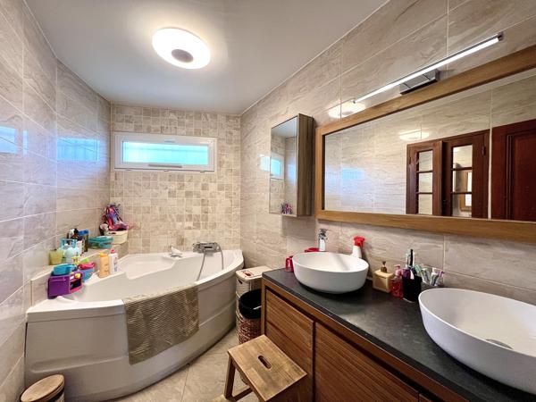 Marseille (13013) 13013 MARSEILLE - Les Olives. Villa 4 pièces 105m2 sur un terrain plat de 700m2 avec piscine.