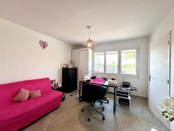 Marseille (13013) 13013 MARSEILLE - Les Olives. Villa 4 pièces 105m2 sur un terrain plat de 700m2 avec piscine.