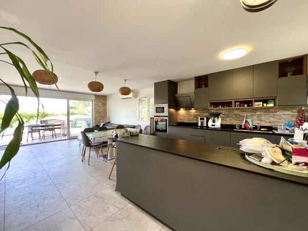 Marseille (13013) 13013 MARSEILLE - Les Olives. Villa 4 pièces 105m2 sur un terrain plat de 700m2 avec piscine.