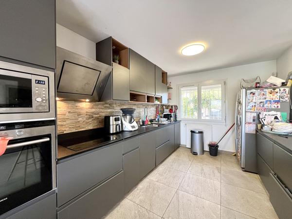 Marseille (13013) 13013 MARSEILLE - Les Olives. Villa 4 pièces 105m2 sur un terrain plat de 700m2 avec piscine.