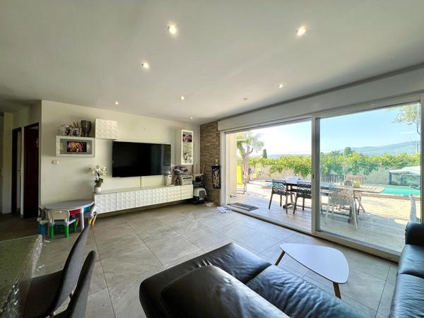 Marseille (13013) 13013 MARSEILLE - Les Olives. Villa 4 pièces 105m2 sur un terrain plat de 700m2 avec piscine.