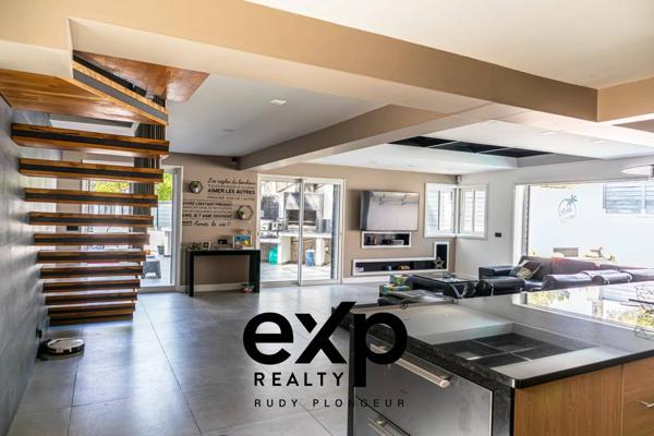 Maison T9 de 285m2 avec dépendances, garages et piscine