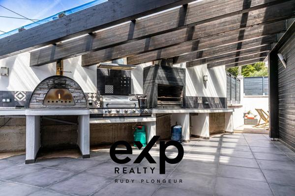 Maison T9 de 285m2 avec dépendances, garages et piscine