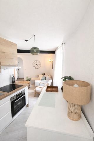 A LOUER PERTUIS 84120 CENTRE VILLE APPARTEMENT MEUBLE D'ENVIRON 40M²