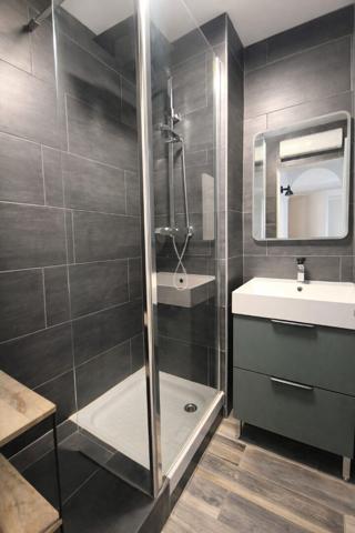 A LOUER PERTUIS 84120 CENTRE VILLE APPARTEMENT MEUBLE D'ENVIRON 40M²