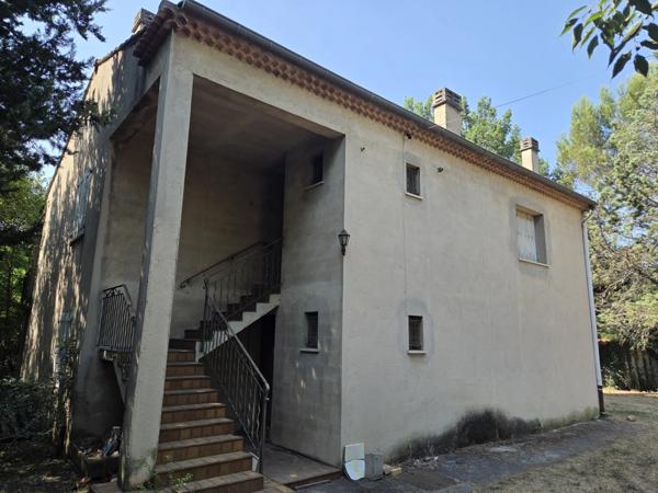 AIX Sud - Cabriès - Vente Grande Villa T4 de 200 M2 plein sud, à rénover, sur 1900M2 de terrain, emplacement de premier choix au calme et sans vis à vis