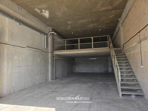 Murs commerciaux garage de 150m2