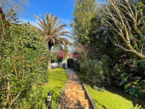 Maison familiale avec jardin, piscine et grand sous-sol à Ustaritz