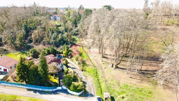 Maison familiale avec jardin, piscine et grand sous-sol à Ustaritz