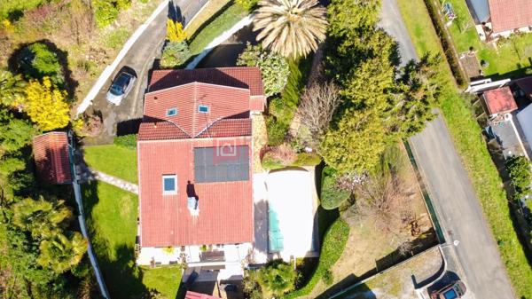 Maison familiale avec jardin, piscine et grand sous-sol à Ustaritz
