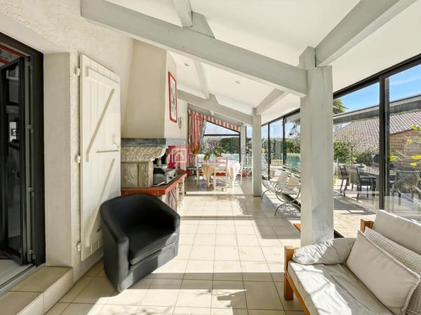 Maison familiale avec jardin, piscine et grand sous-sol à Ustaritz