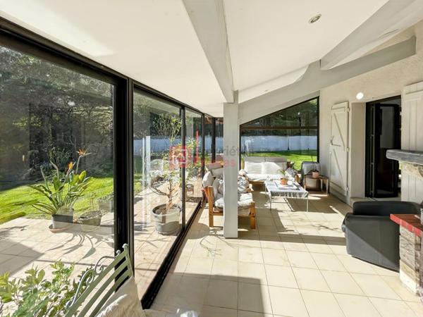 Maison familiale avec jardin, piscine et grand sous-sol à Ustaritz