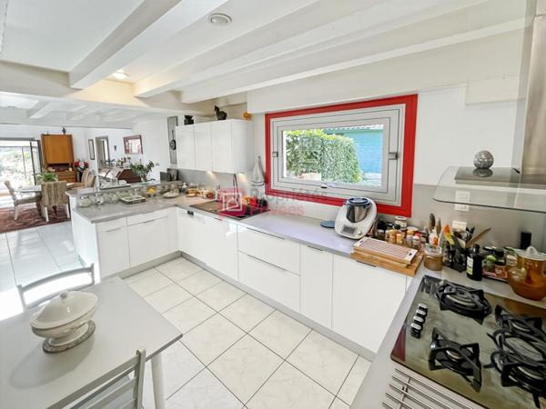 Maison familiale avec jardin, piscine et grand sous-sol à Ustaritz