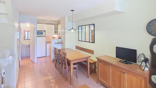 Résidence de vacances dans un parc verdoyant, avec grande piscine chauffée et lac.