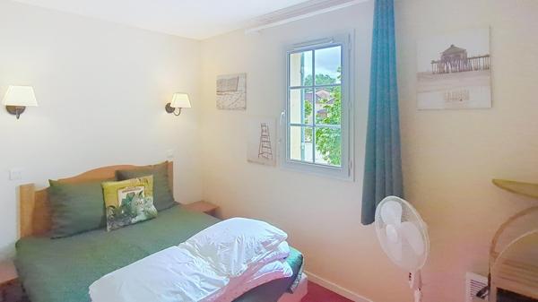 Résidence de vacances dans un parc verdoyant, avec grande piscine chauffée et lac.