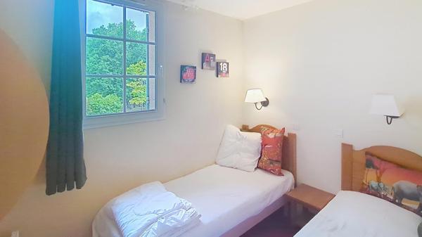 Résidence de vacances dans un parc verdoyant, avec grande piscine chauffée et lac.