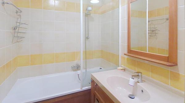 Résidence de vacances dans un parc verdoyant, avec grande piscine chauffée et lac.