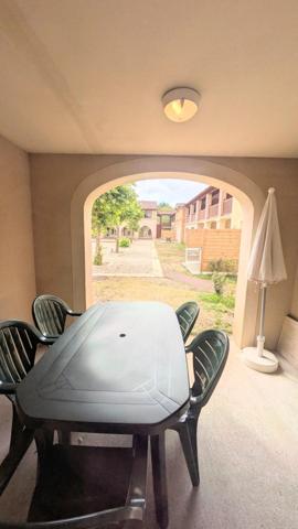 Résidence de vacances dans un parc verdoyant, avec grande piscine chauffée et lac.