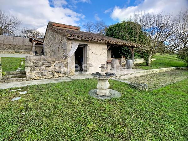 A vendre Maison Nérac 6 pièces de 160 m2 sur 7 hectares avec dépendance et piscine.