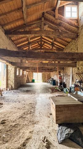 A vendre Maison Nérac 6 pièces de 160 m2 sur 7 hectares avec dépendance et piscine.