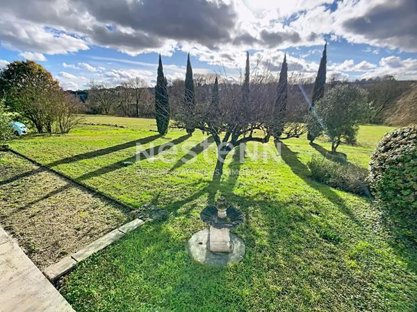 A vendre Maison Nérac 6 pièces de 160 m2 sur 7 hectares avec dépendance et piscine.