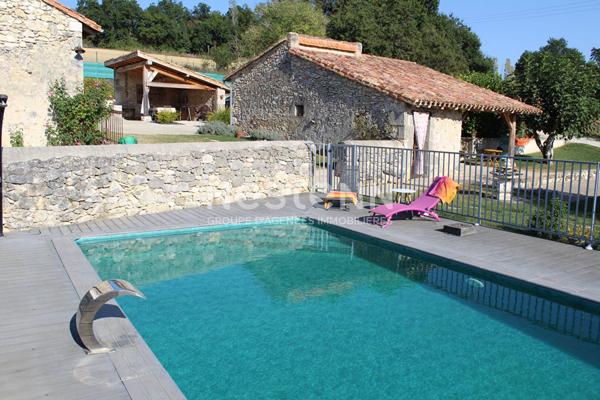 A vendre Maison Nérac 6 pièces de 160 m2 sur 7 hectares avec dépendance et piscine.