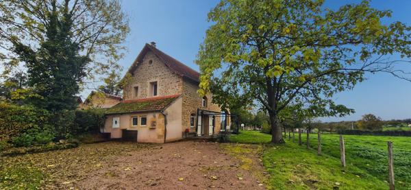PROCHE PARAY LE MONIAL (71) - A VENDRE - Maison en pierre 5 pièces - terrain 758 m²