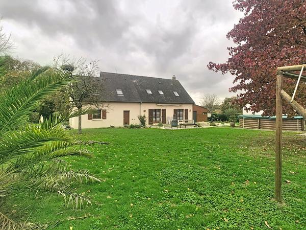 A vendre, maison de 141m2, 4 chambres, à Chateauneuf-sur Sarthe sur un terrain de plus de 2200m2