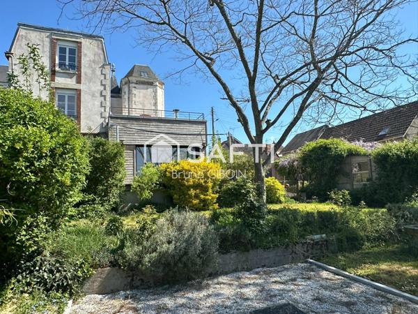 Maison Bourgeoise centre ville 208 m² avec jardin et stationnement.