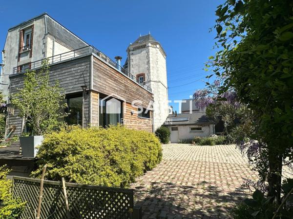 Maison Bourgeoise centre ville 208 m² avec jardin et stationnement.