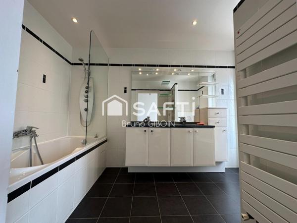 Maison Bourgeoise centre ville 208 m² avec jardin et stationnement.