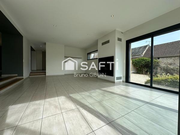 Maison Bourgeoise centre ville 208 m² avec jardin et stationnement.