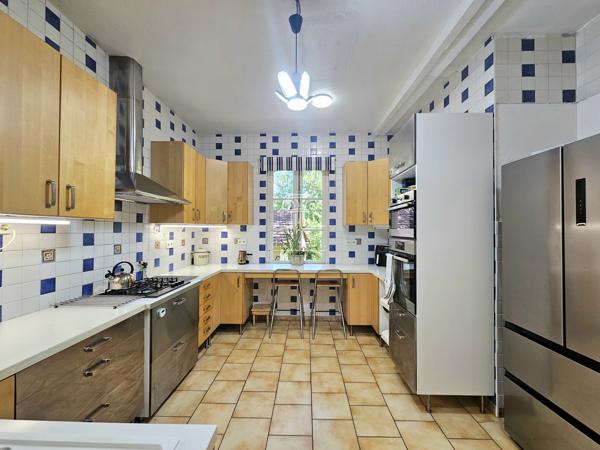 MAISON T7 - 220M² EN CAMPAGNE AVEC TERRAIN DE PLUS DE 8000M² ET DEPENDANCE / PROCHE EAUZE