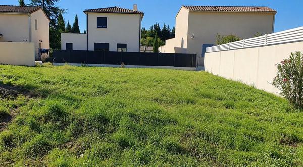 Terrain viabilisé de 321m2 Libre constructeur