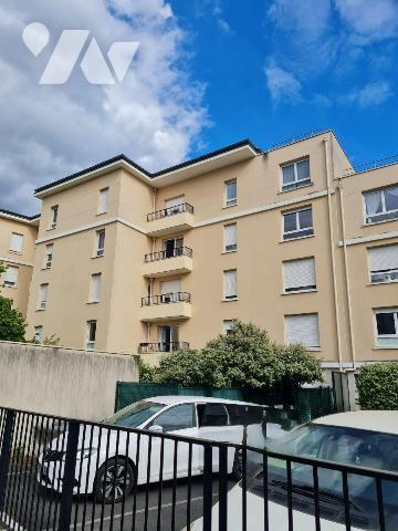 A 15mn à pied de la gare de Melun, venez visiter ce bel appartement de type T2 situé au premier...