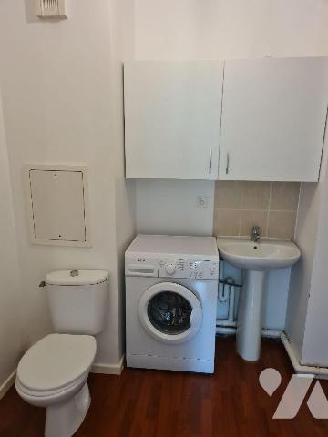 A 15mn à pied de la gare de Melun, venez visiter ce bel appartement de type T2 situé au premier...