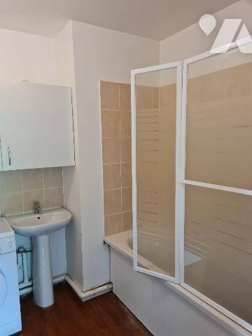 A 15mn à pied de la gare de Melun, venez visiter ce bel appartement de type T2 situé au premier...